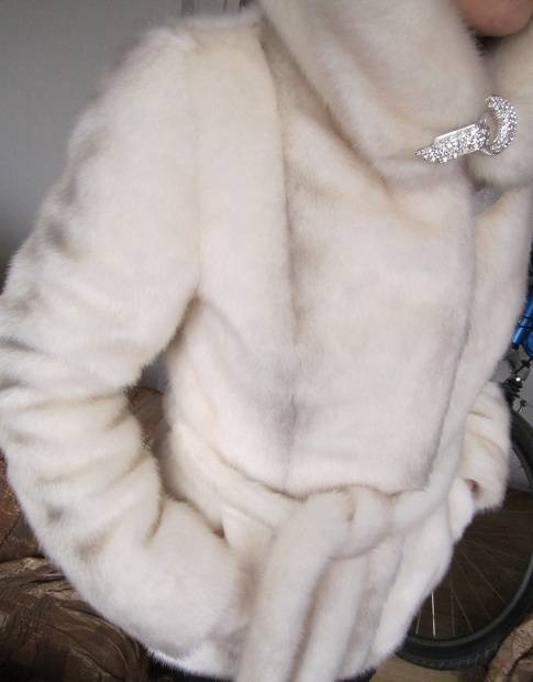 Белая искусственная шубка, фотография 5