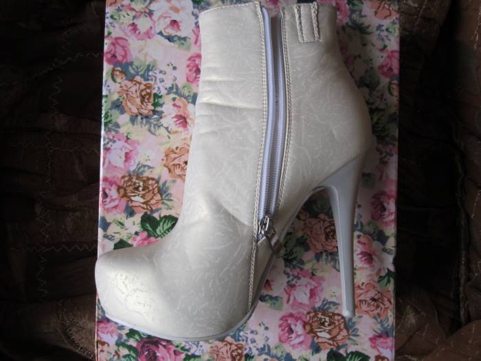 Белые сапожки, фотография 2