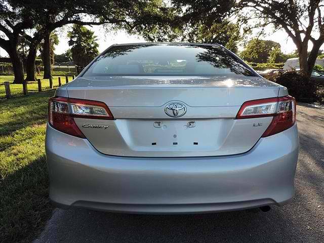 2012 Toyota Camry LE, фотография 3