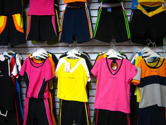 Контейнер оборудованный под продажу одежды, Розыбакиева-Райымбека, фотография 1