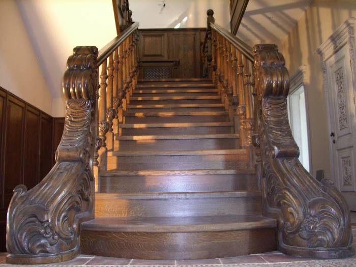Лестницы для дома деревянные кованные классические , фотография 1