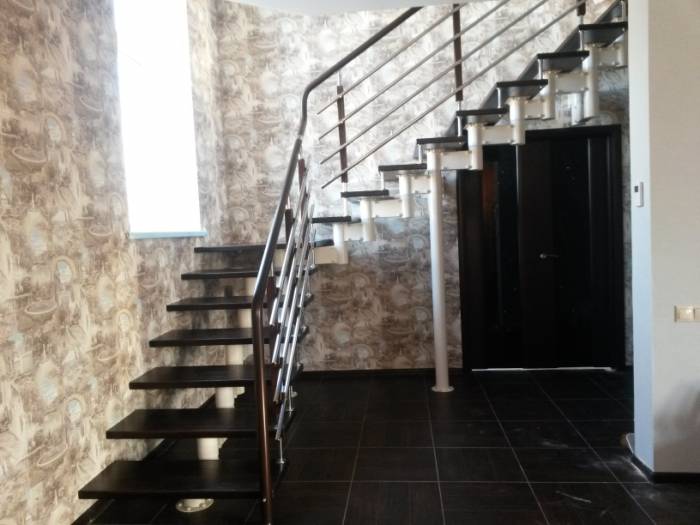 Лестницы для дома деревянные кованные классические , фотография 2