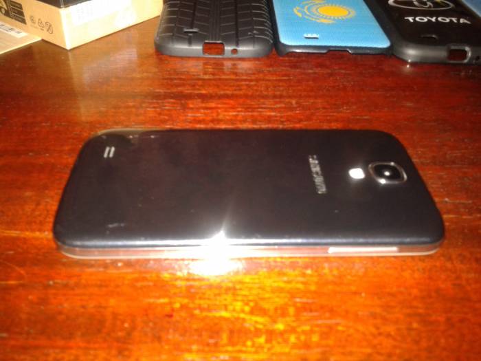 Samsung Galaxy S4 черного цвета, в отличном состоянии, фотография 3