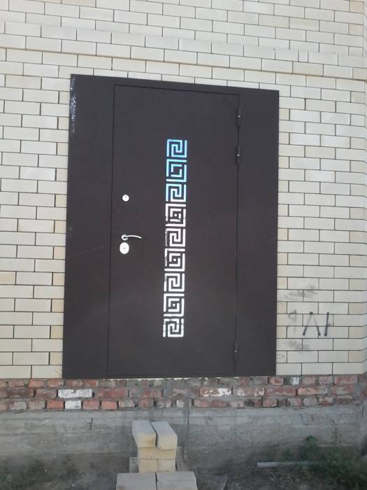 Входные двери с ковкой и стеклопакетом, фотография 3