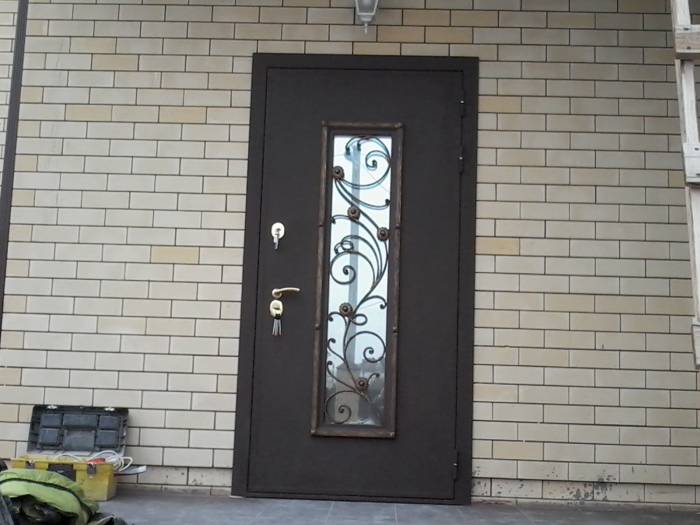 Входные двери с ковкой и стеклопакетом, фотография 4