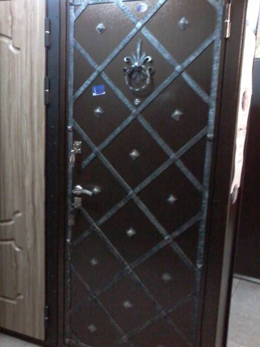 Входные двери с ковкой и стеклопакетом, фотография 7