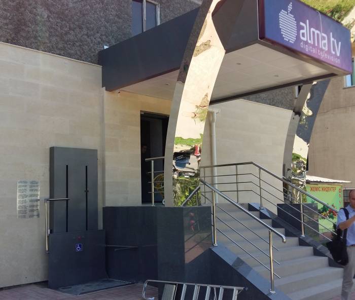 Предлагаем подъемники для инвалидов вертикальные, фотография 1