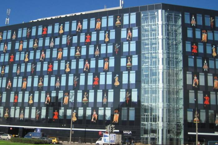 Изменение цвета стеклянного здания, фотография 1