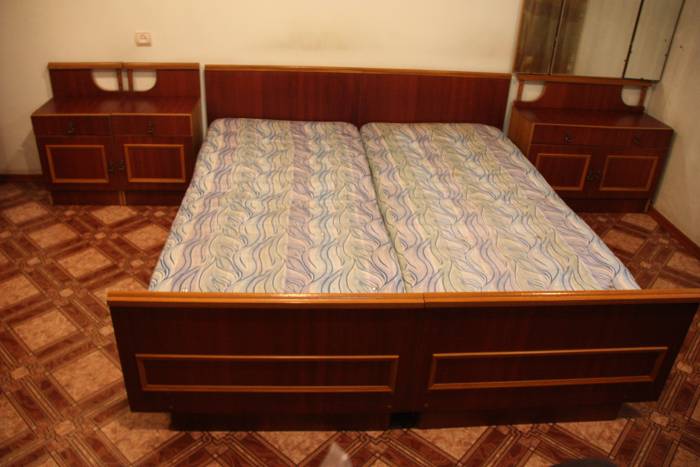 Продам спальню б/у: кровать, шкаф, 2 тумбочки, трюмо., фотография 3