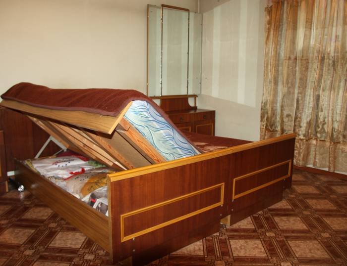 Продам спальню б/у: кровать, шкаф, 2 тумбочки, трюмо., фотография 4