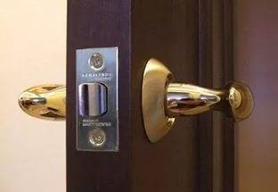 Врезка замка в межкомнатные двери  , фотография 1