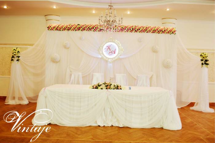 свадебное оформление места молодожёнов, фотография 1