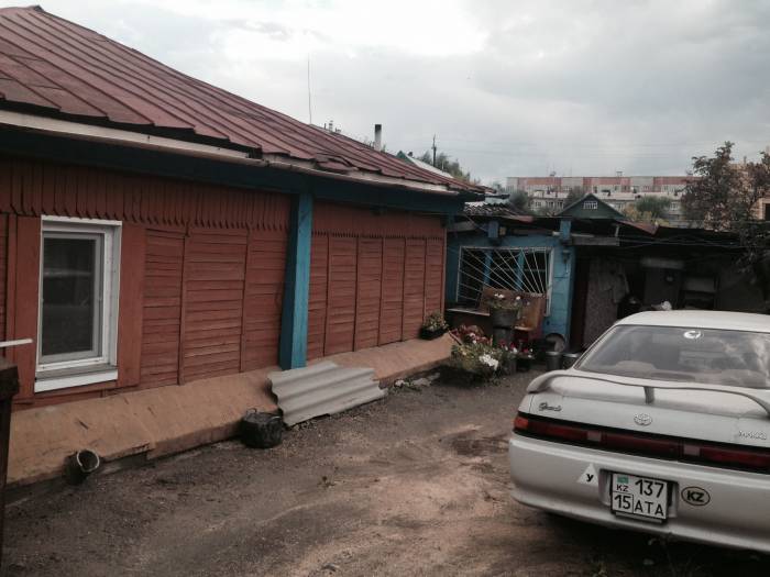 Продам пол дома и домик во дворе.ВОЗМОЖНО ПРОЖИВАНИЕ двух семей!, фотография 1