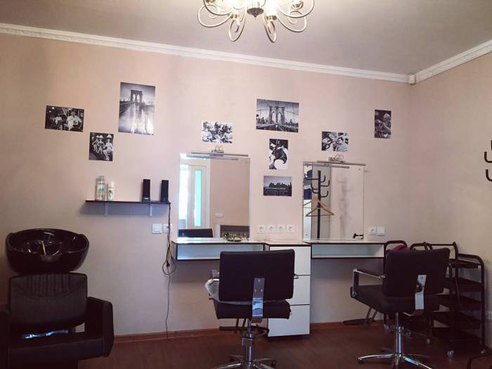 Сдам в аренду парикмахерское кресло, также требуются парикмахер муржской и женский !!!, фотография 1