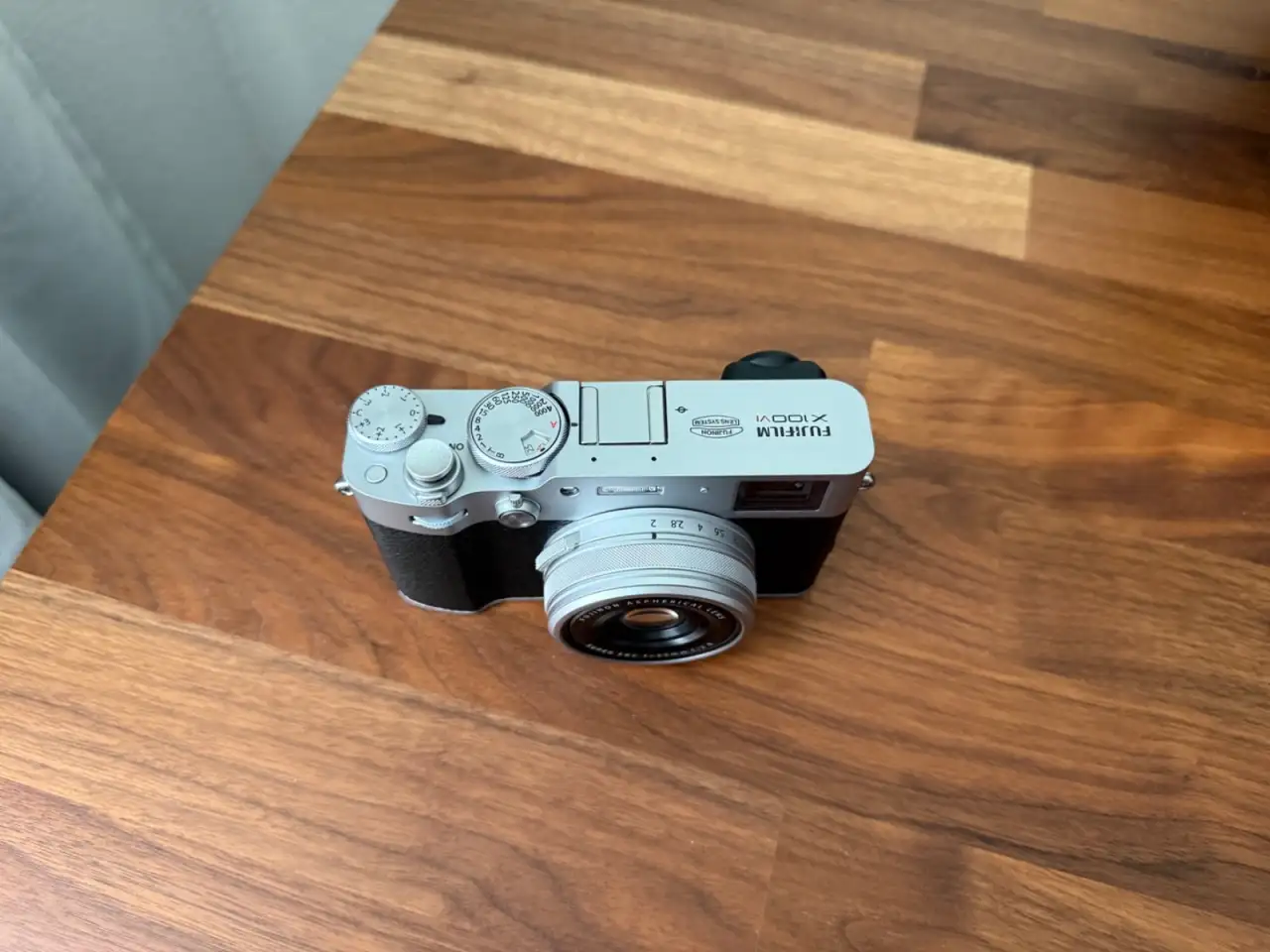 Цифровая камера FUJIFILM X100VI серебристая, фотография 4