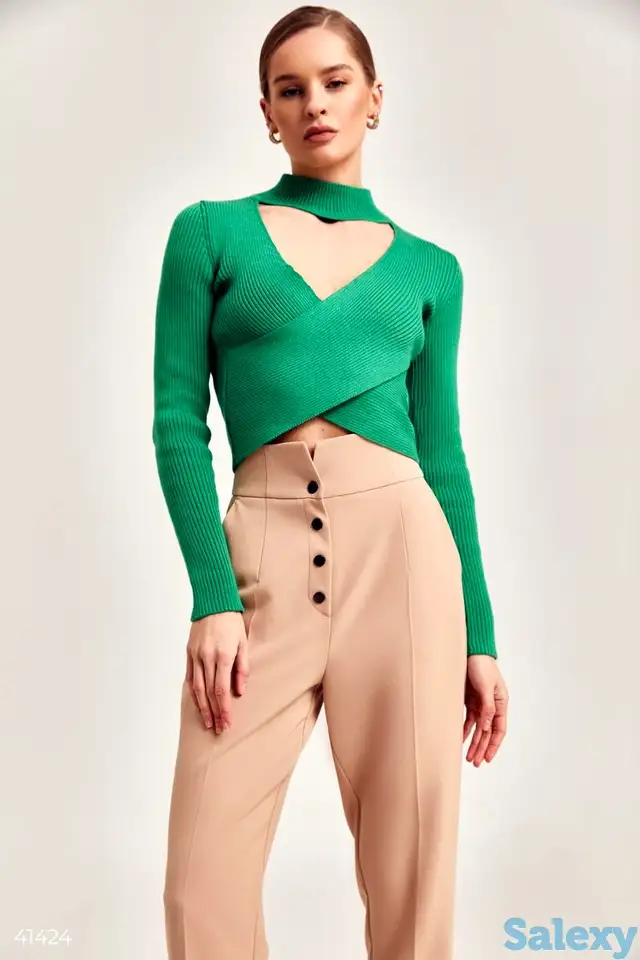 Зеленый топ с вырезом, фотография 1