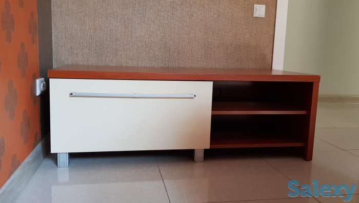 Продам 3-х секционную низкую горизонтальную тумбу под телевизор, цвет белый + орех в отличном состоянии, фотография 1