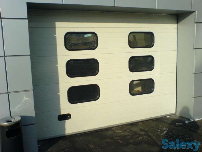 Секционные гаражные  ворота  с окном, фотография 1
