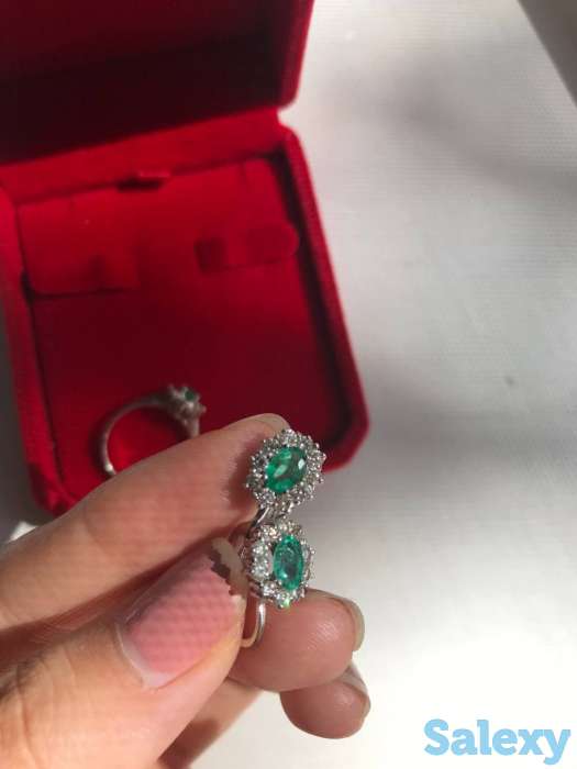 Золотой комплект с бриллиантом и изумрудом из кольца и серег, фотография 6