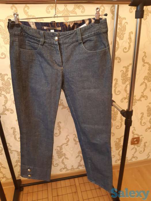 Джинсы классические и модные, синие и красные, с вышивкой и короткие, фотография 5