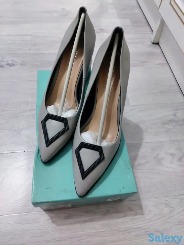 Продаю женские туфли. Новый. Классический стиль.  Размер 38/39, фотография 2