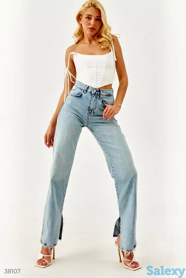 Голубые джинсы с разрезами, фотография 2