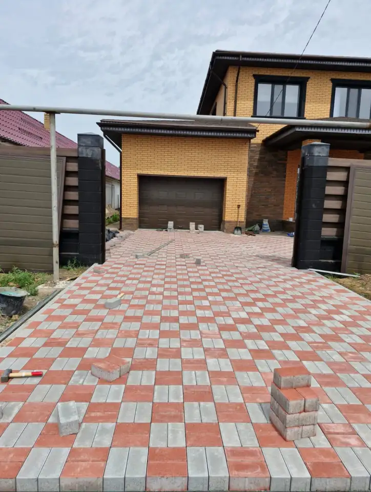 Укладка тротуарной плитки  Установка поребриков и бардюров  Преобразуем ваш двор в красоту и удобства.  Качественно и, фотография 12