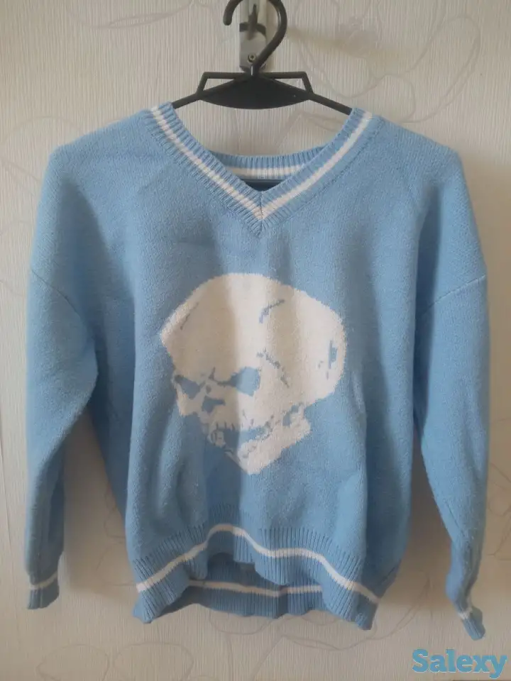 Продам голубой свитер с рисунком черепа, фотография 1
