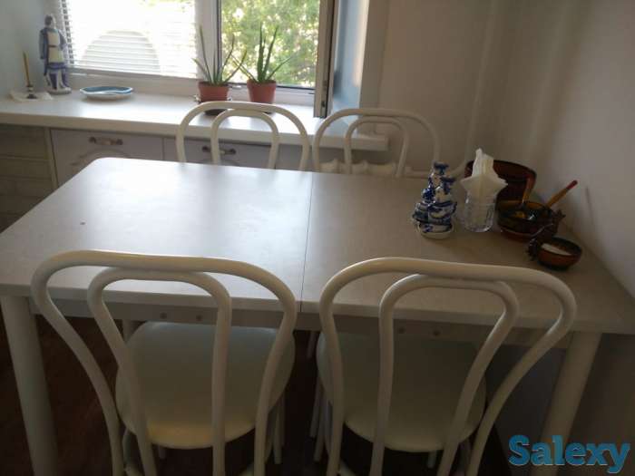 Стол обеденный и четыре стула, фотография 1
