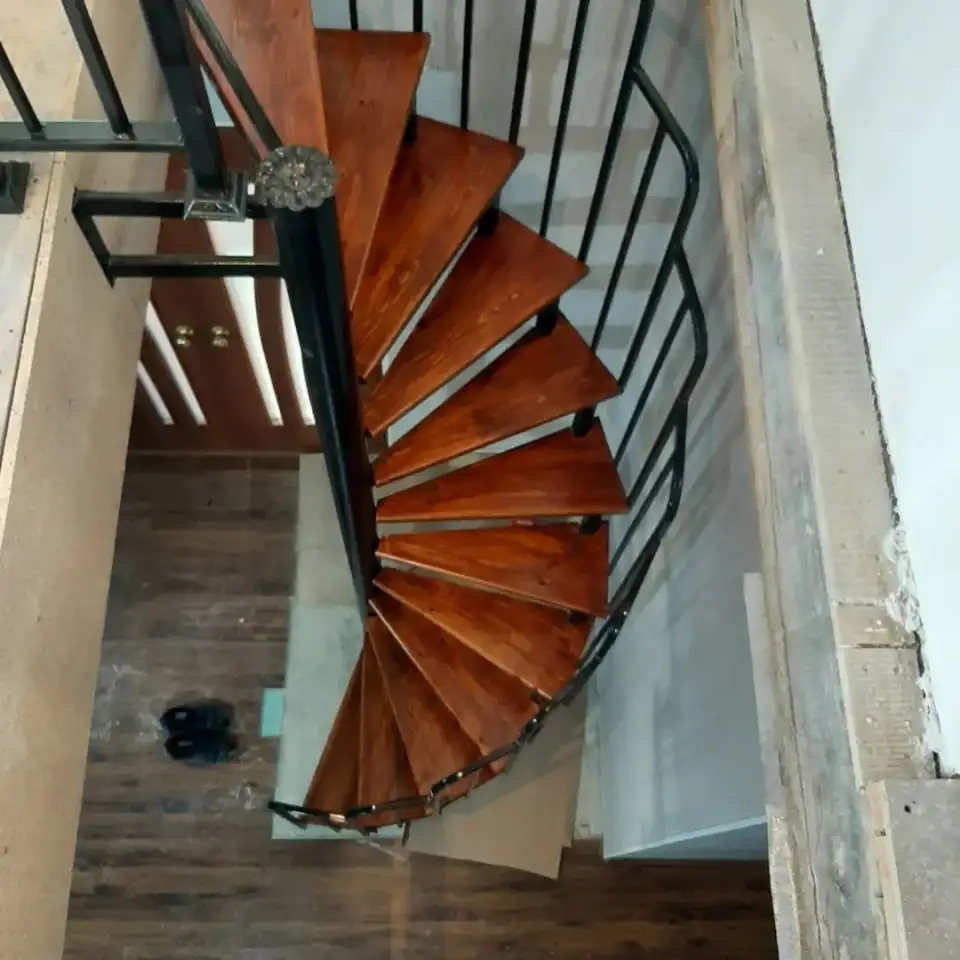 Продаю винтовую металлическую лестницу в 2х уровневой квартире, фотография 1