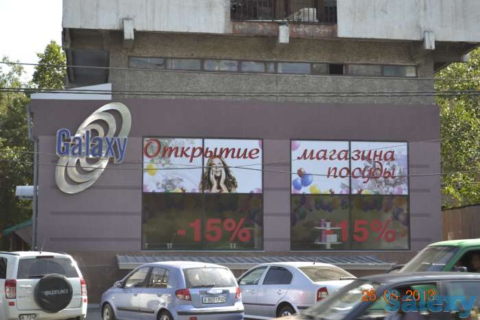 Оформление витрин: оклейка стекол оракалом, накладные элементы, 