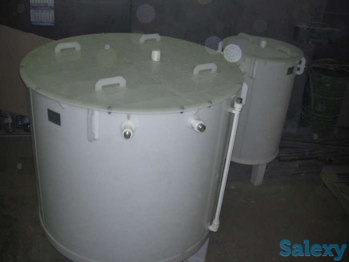 Вертикальные цилиндрические емкости из пластика, фотография 2