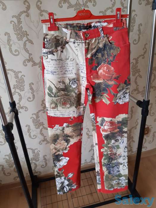 Джинсы классические и модные, синие и красные, с вышивкой и короткие, фотография 10