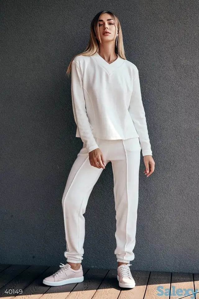 Белый костюм с рельефными швами, фотография 1