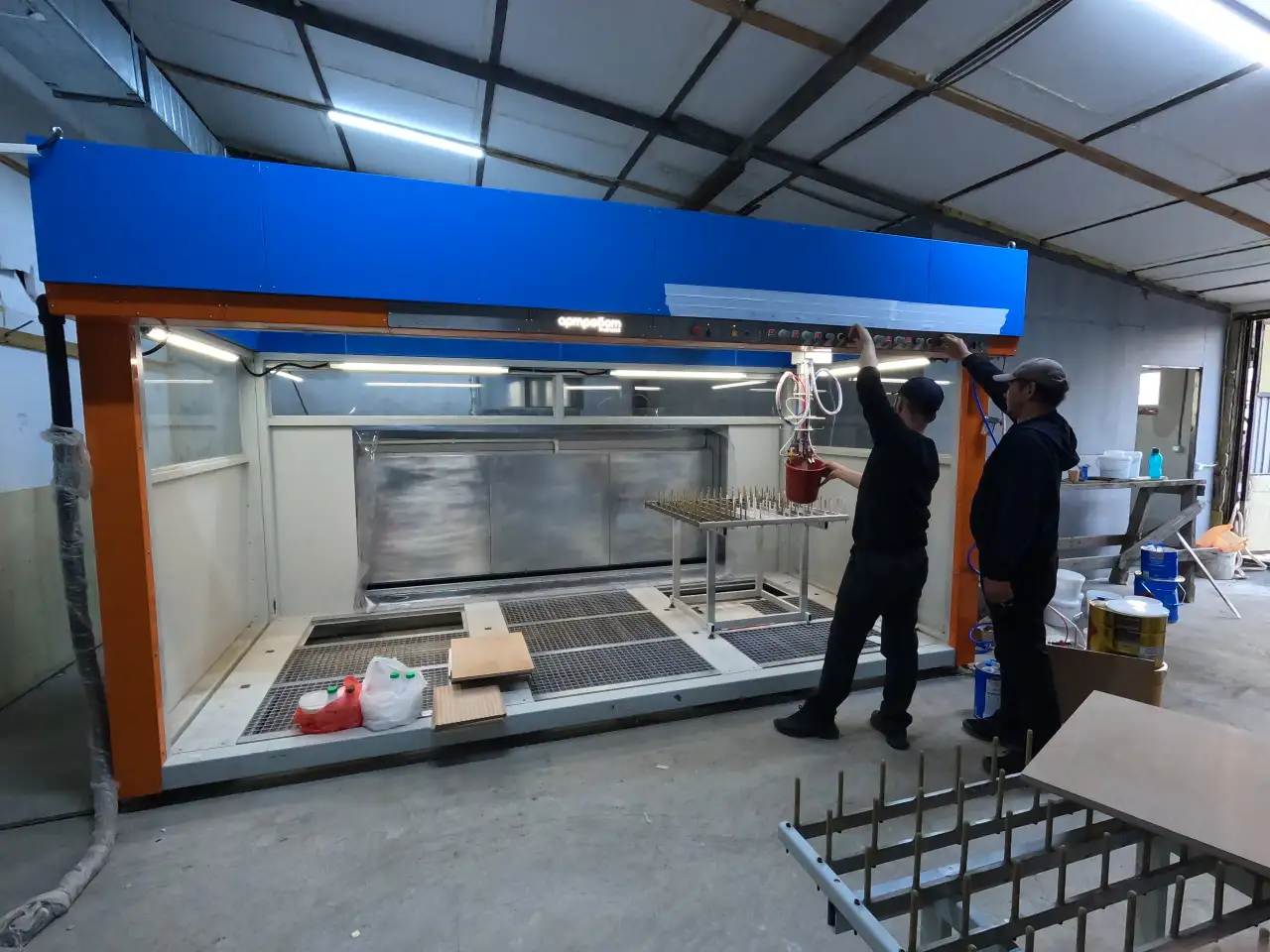 Покрасочная камера с ЧПУ для окрашивания фасадов и деталей мебели, фотография 1