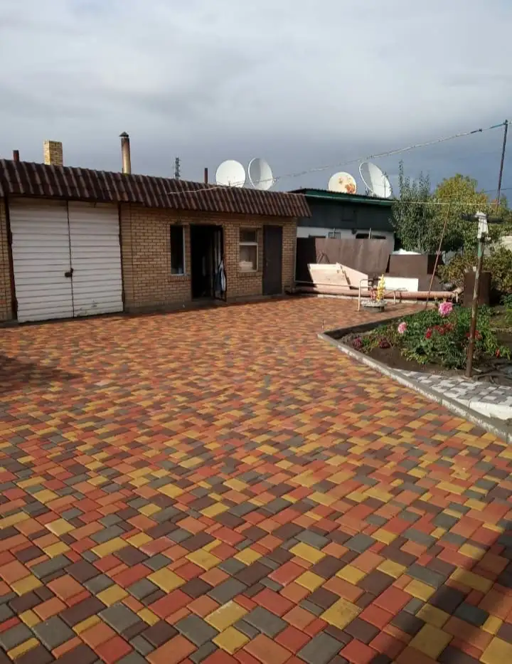 Укладка тротуарной плитки  Установка поребриков и бардюров  Преобразуем ваш двор в красоту и удобства.  Качественно и, фотография 2