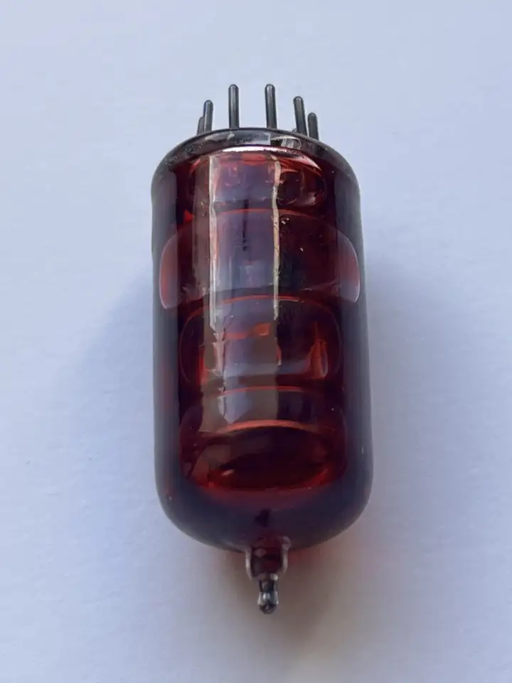 Лампа от старого радиоприемника с красной жидкостью, фотография 2