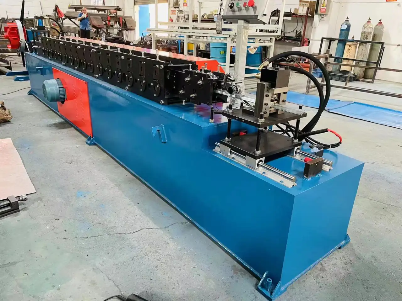 Станок для изготовления профилей для крепления клинкера, фотография 1