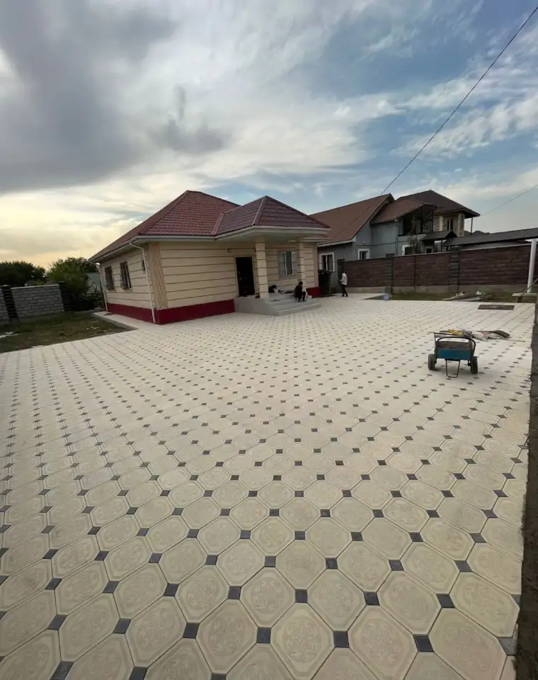 Укладка тротуарной плитки  Установка поребриков и бардюров  Преобразуем ваш двор в красоту и удобства.  Качественно и, фотография 10