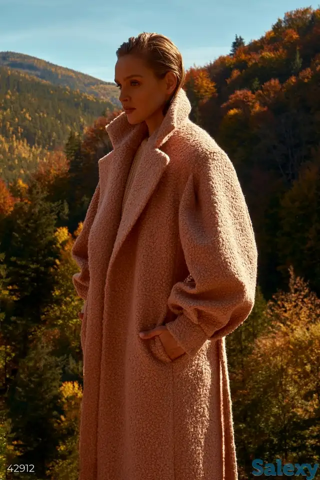 Бежевое пальто-халат под пояс, фотография 1