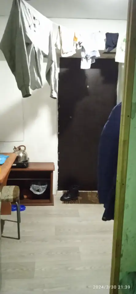 Продам комнату в общежитии 18 квадратов вода в горячая холодная в комнате пласт окно натяжны дверь железная второй эта, фотография 3