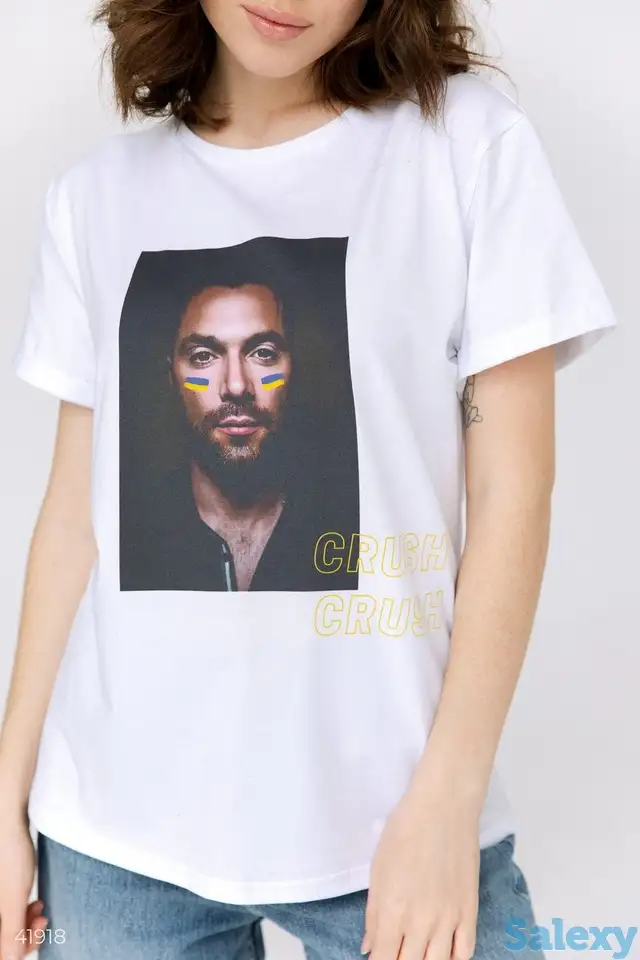 Белая футболка с принтом 