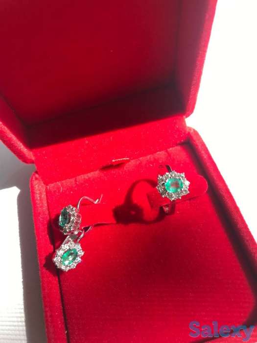 Золотой комплект с бриллиантом и изумрудом из кольца и серег, фотография 1
