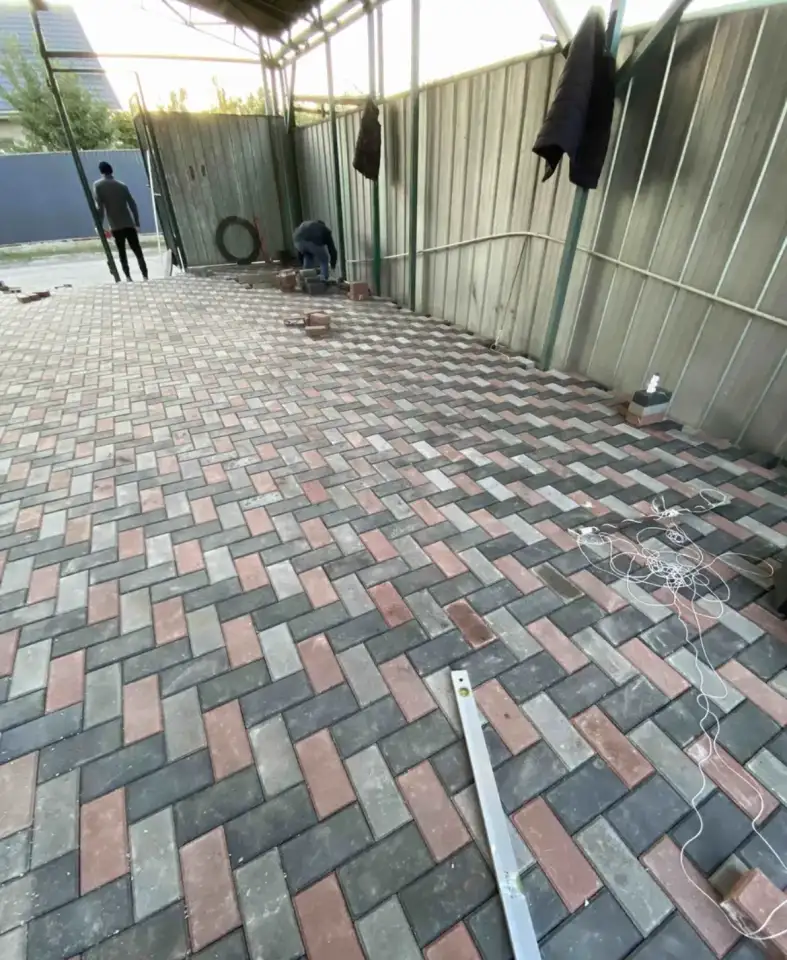 Укладка тротуарной плитки  Установка поребриков и бардюров  Преобразуем ваш двор в красоту и удобства.  Качественно и, фотография 15