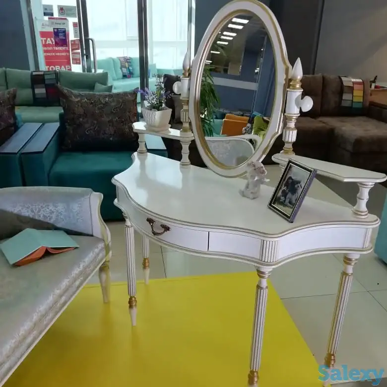 Продам новый шикарный туалетный столик российского производства,из МДФ и элементы массива березы,в крашении Б.Э+золочени, фотография 1