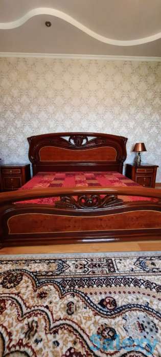 Продам спальный гарнитур из цельного красного дерева, фотография 2
