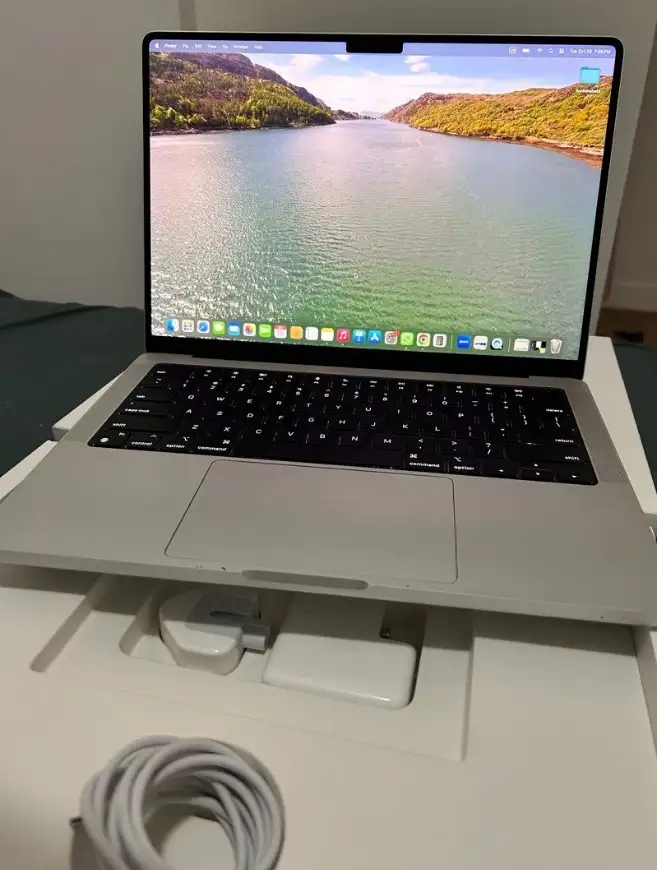 Apple Macbook Pro M3 14 дюймов 512 ГБ серебристый, фотография 2