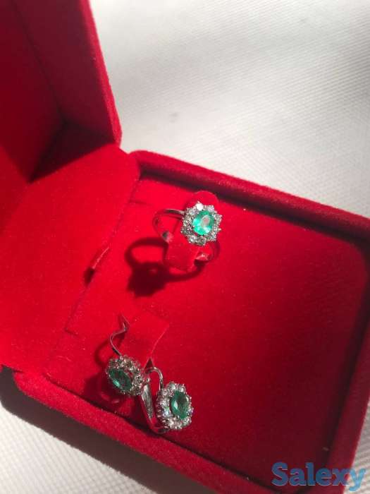 Золотой комплект с бриллиантом и изумрудом из кольца и серег, фотография 4