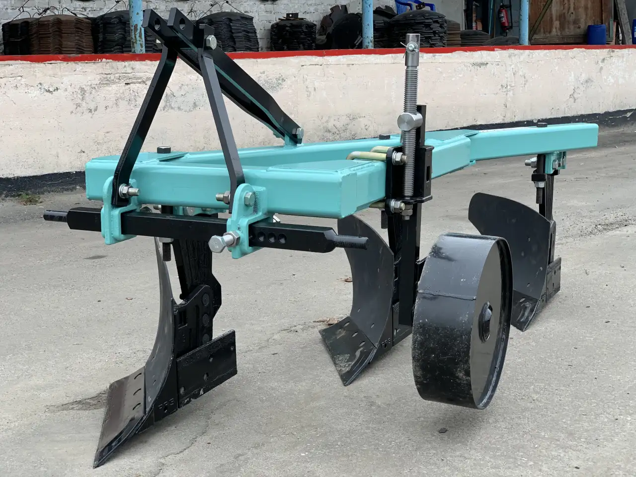 Плуг отвальный навесной ПЛНМ 3-35 на МТЗ, фотография 1