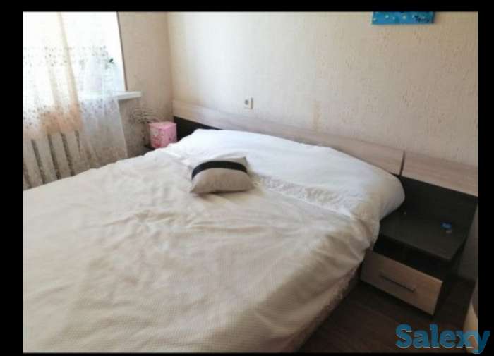 Продам 2-х спальнюю кровать с матрацем, с 2-мя тумбочками, фотография 1